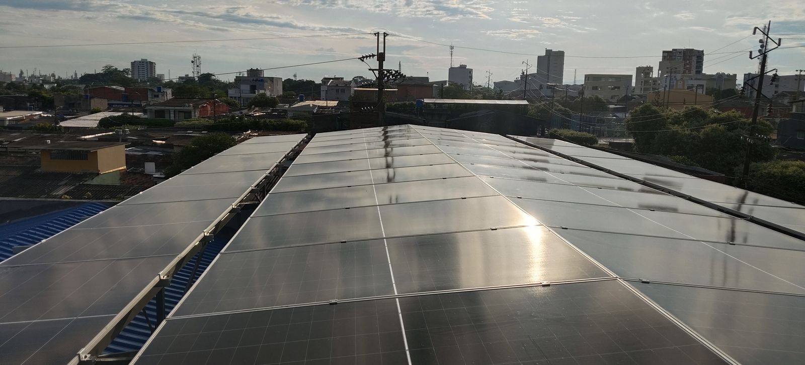 Panorámica de instalación solar NESolar con la ciudad de Barrancabermeja al fondo