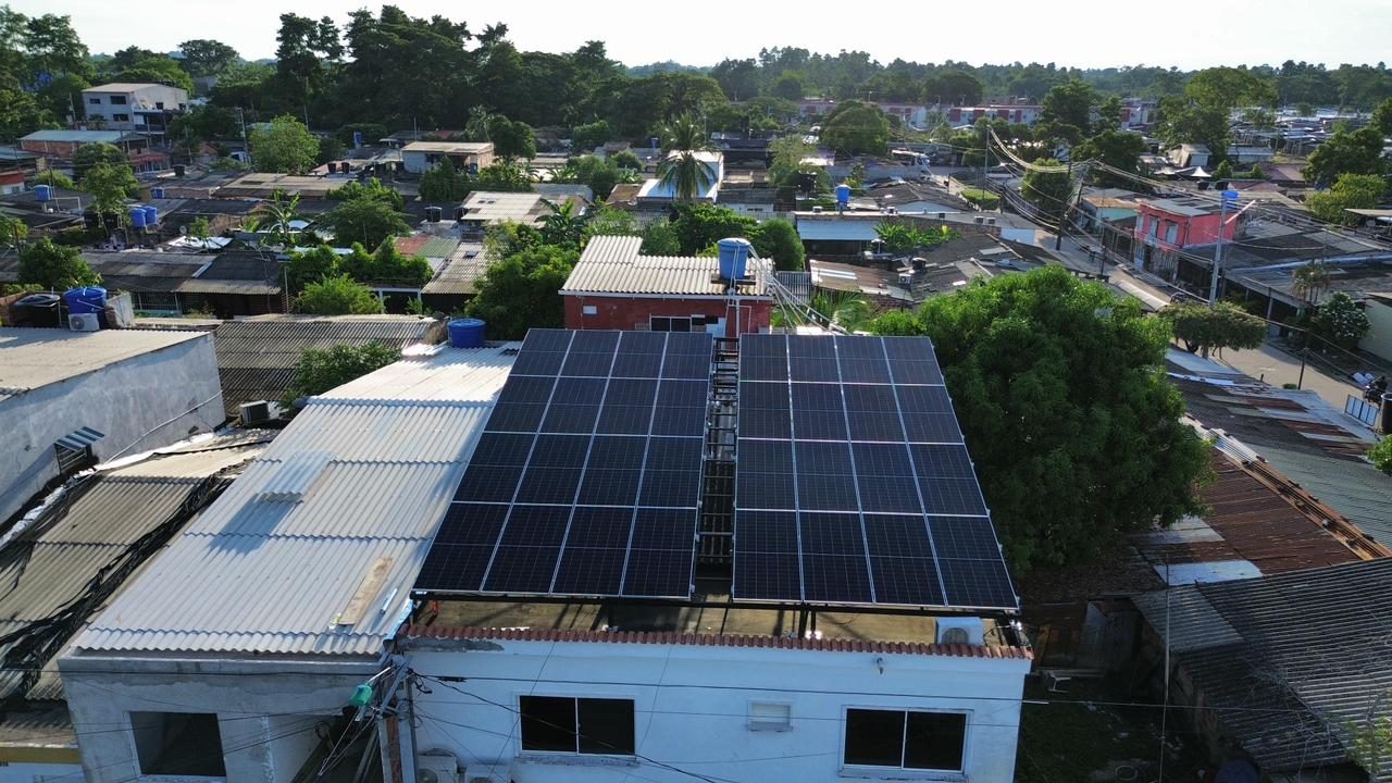 Energía solar de NESolar llegando a la comunidad de Barrancabermeja