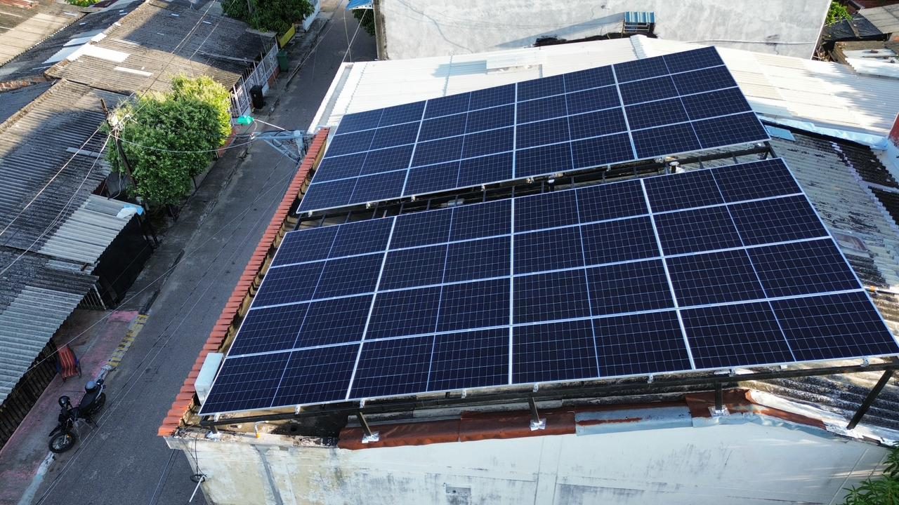Instalación solar profesional de NESolar en una cubierta de Barrancabermeja